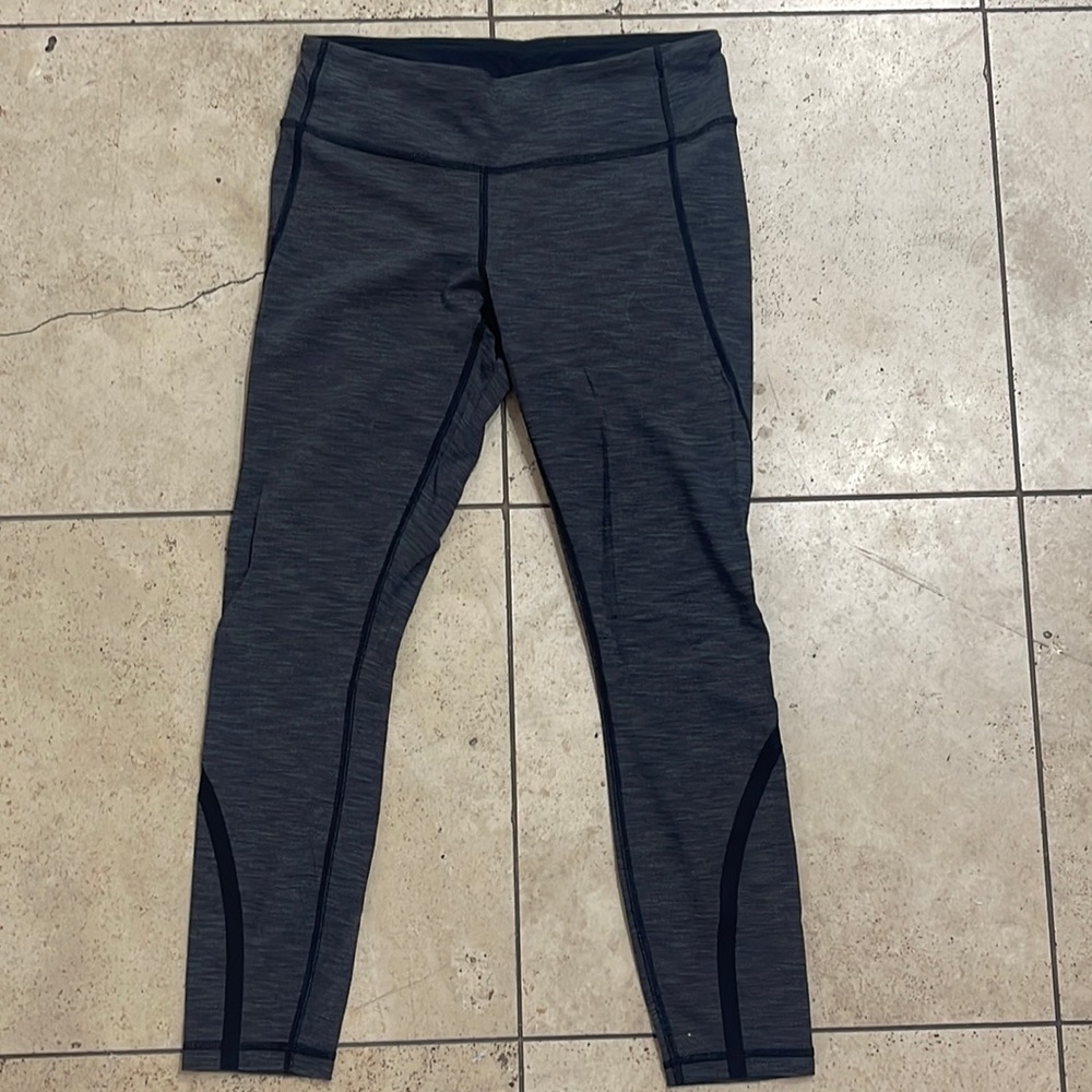 Lululemon full length leggings size 6 with pockets and zipper, like new